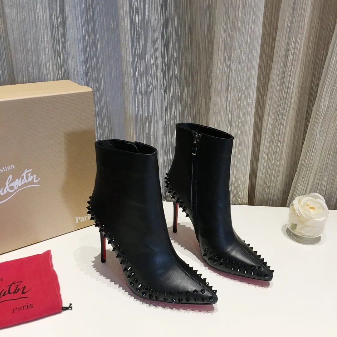 👟👟Ex-factory price 560👟👟 Genuine leather sole 30 Winter fashion boots [Lightning] [Lightning] Reprint must sell [Rose] Ordinary outsole full-grain cowhide, genuine leather outsole +30 [Sun] Brand: French famous brand red-soled shoes Christian Louboutin/Christian Louboutin original 1:1 production Sexy fashion boots Simple and elegant stiletto heel small pointed toe full of femininity [Love] Let others see what is a queen style Upper: Imported cowhide: Inner padding: first-layer pigskin Heel height: 10cm Genuine leather heel, super elegant Shoe size: 34-41 (size 41 needs to be customized) Comes with a complete set.